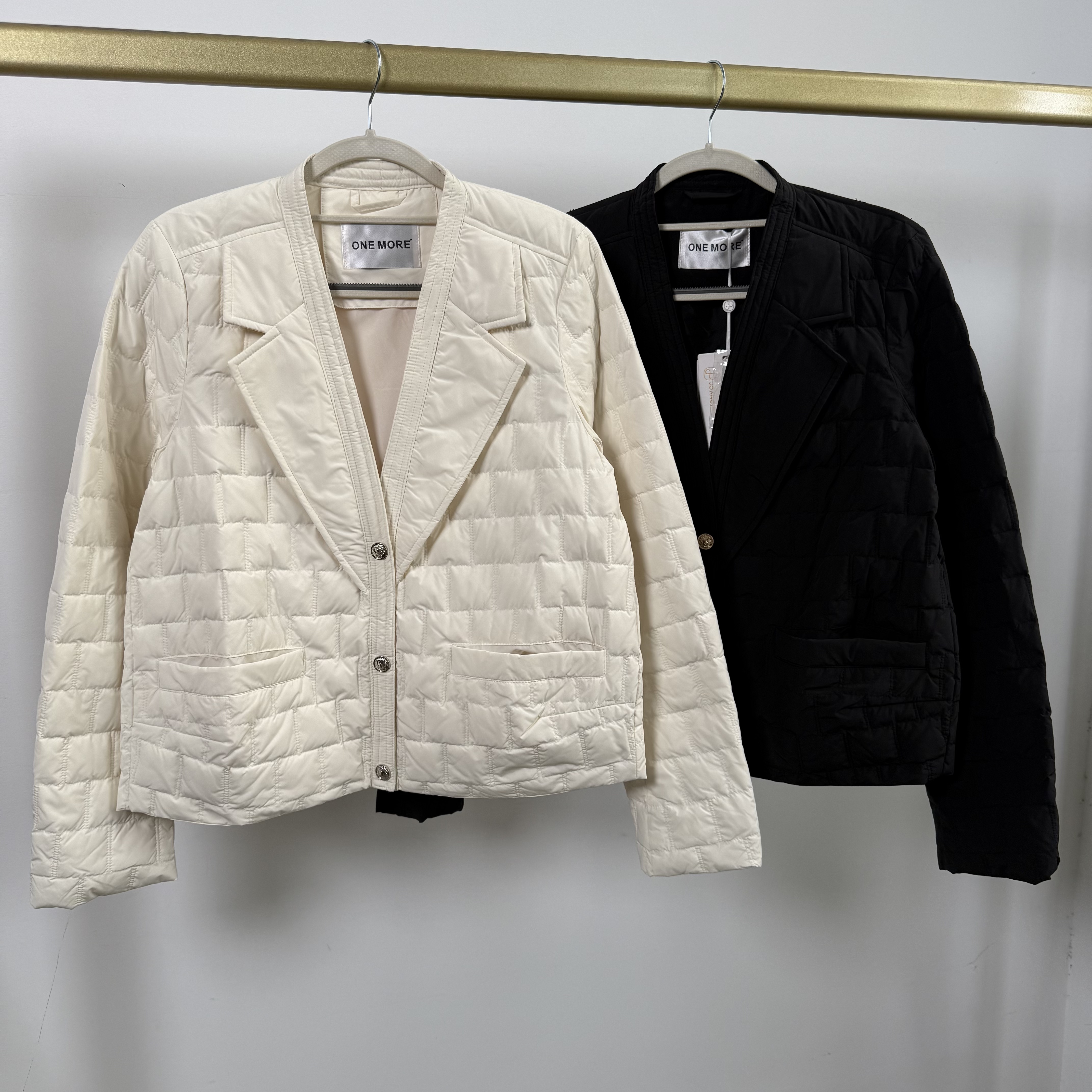 D2502 女士冬季V领格子按扣休闲轻薄羽绒服