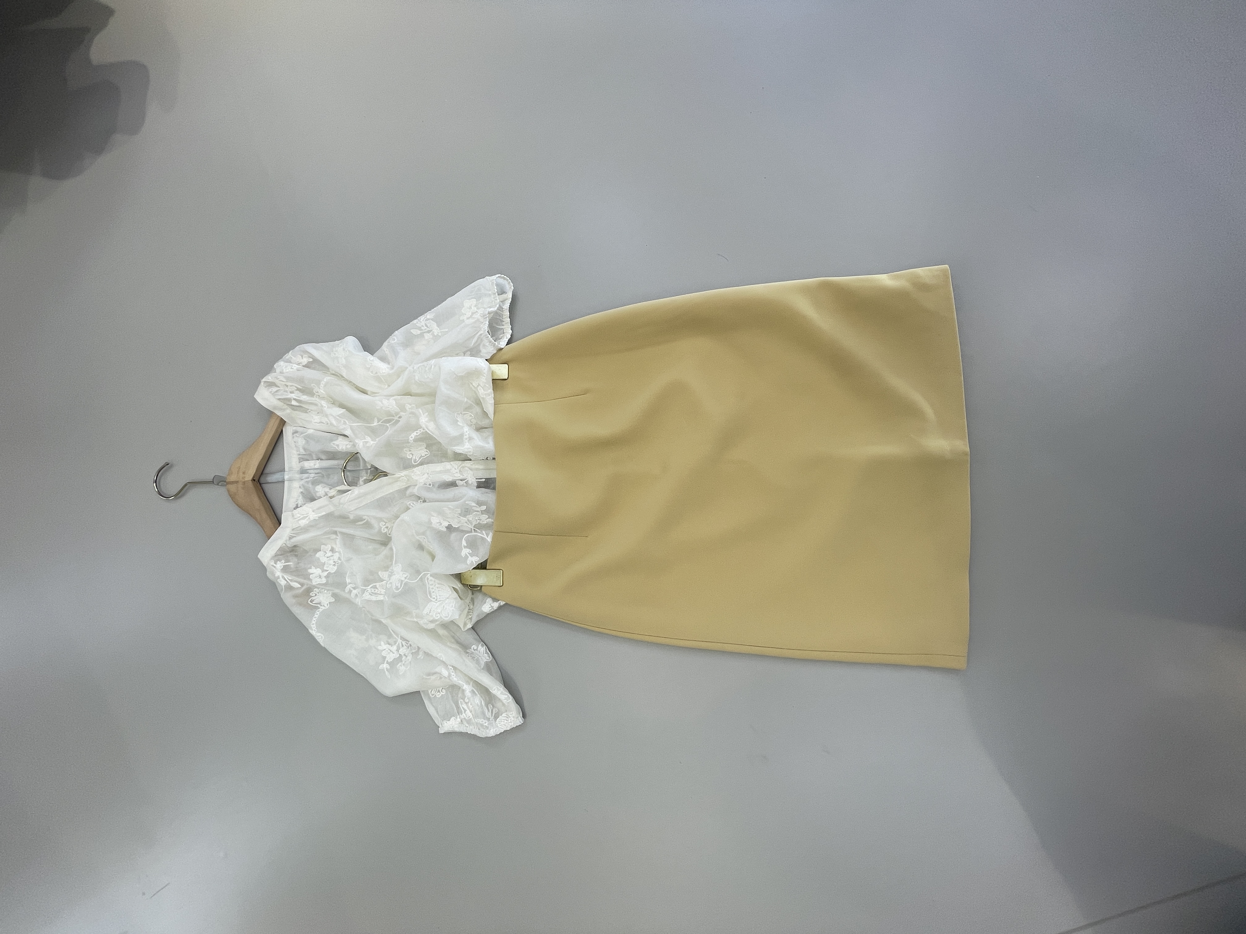 482*柔感雾透重工刺绣天丝混纺V领灯笼袖衬衫