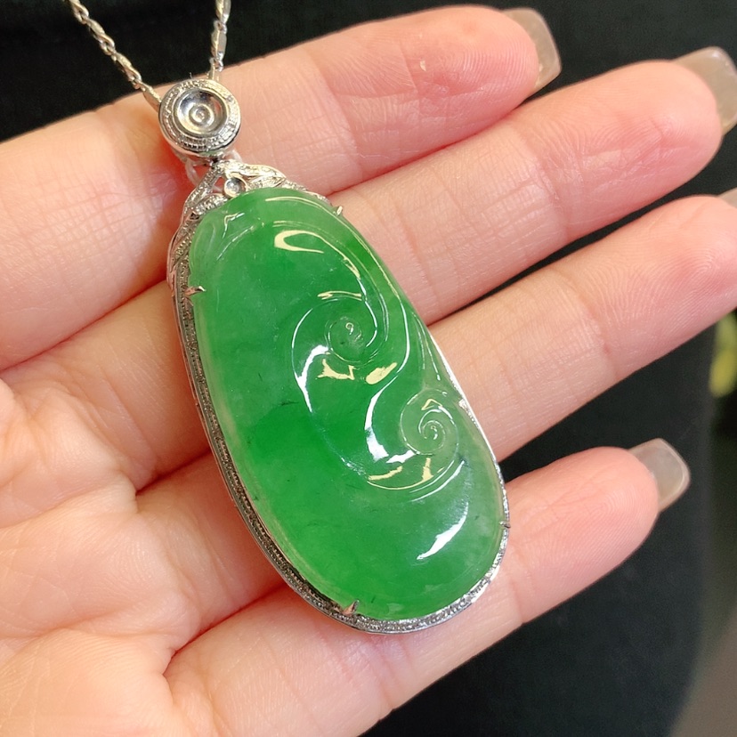 【闪购商品】翡翠18K金镶嵌颈饰如意