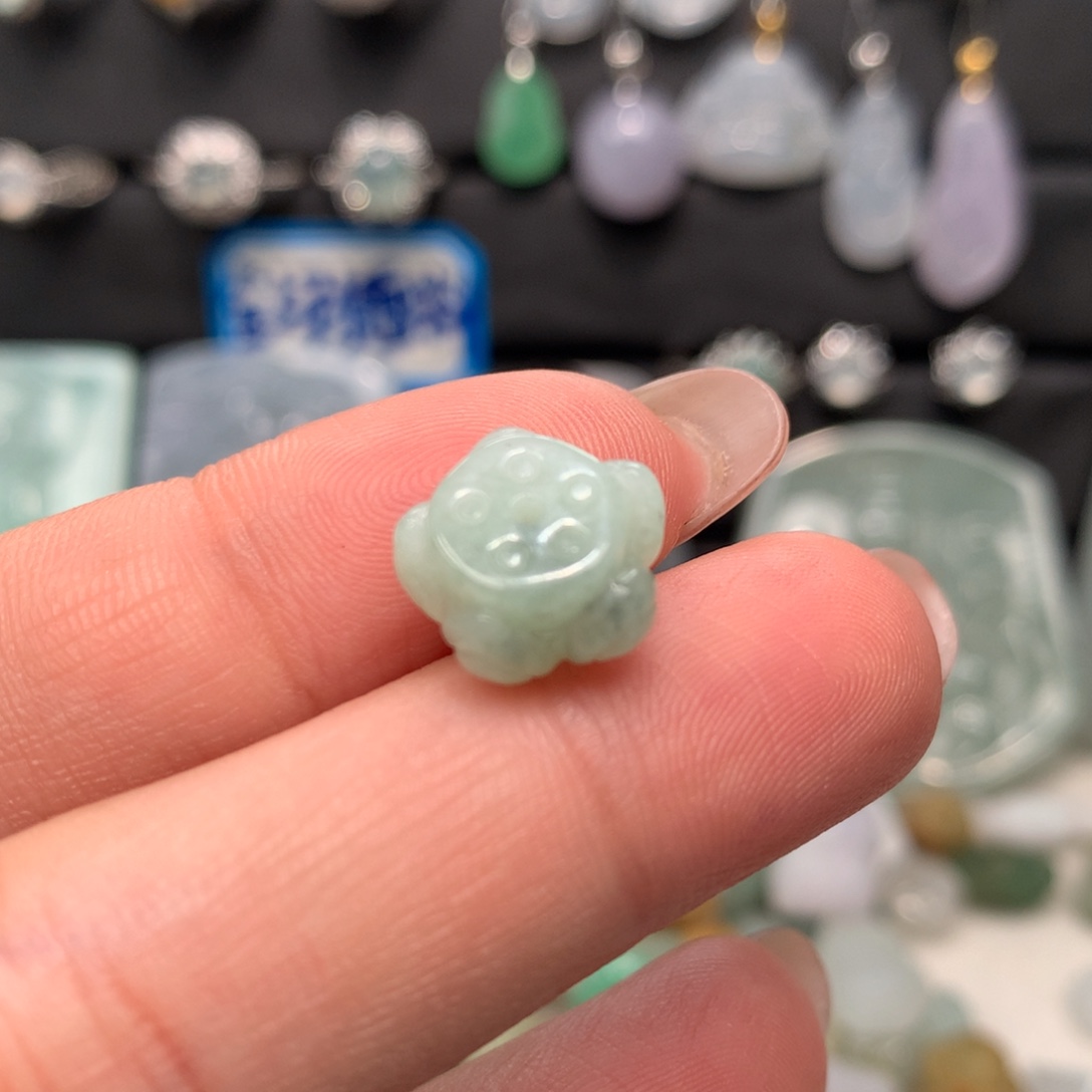 翡翠未镶嵌颈饰莲花