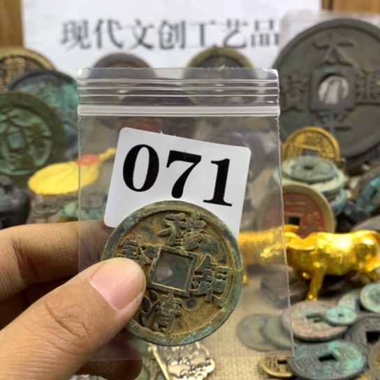 自***强铜现代文创工艺品