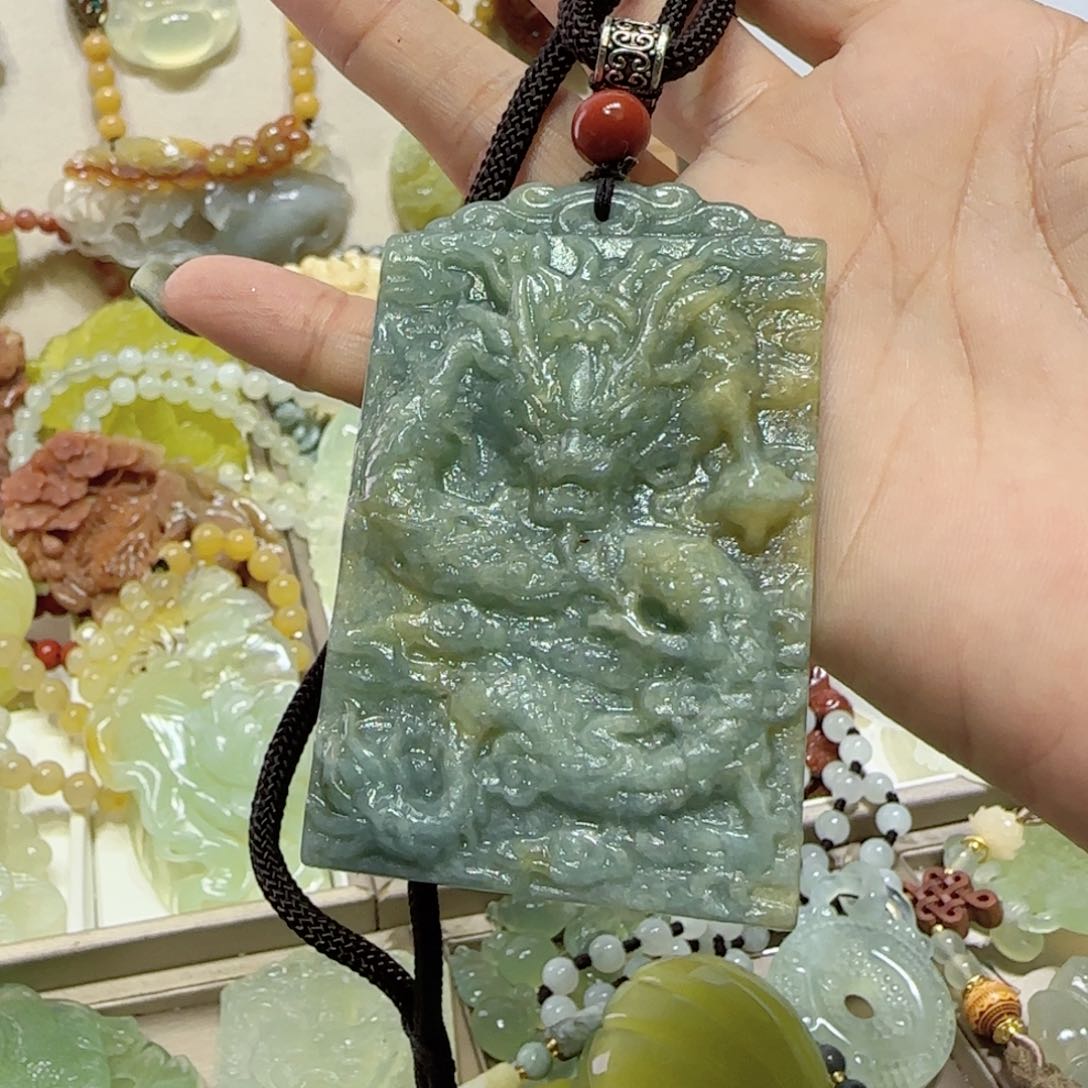 未镶嵌蛇纹石玉吊坠