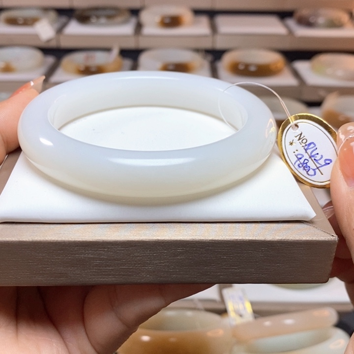 和田玉手镯62圈口未镶嵌