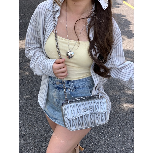95新 MIU MIU/缪缪 95新银色褶皱珠光链条包小香风