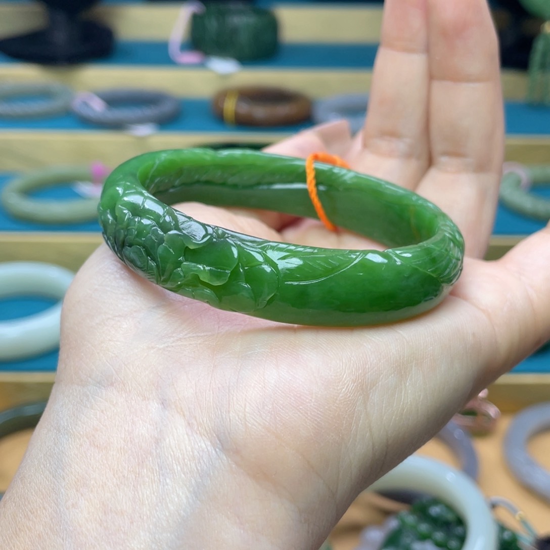 和田玉手镯58圈口。编号104未镶嵌Q**钱