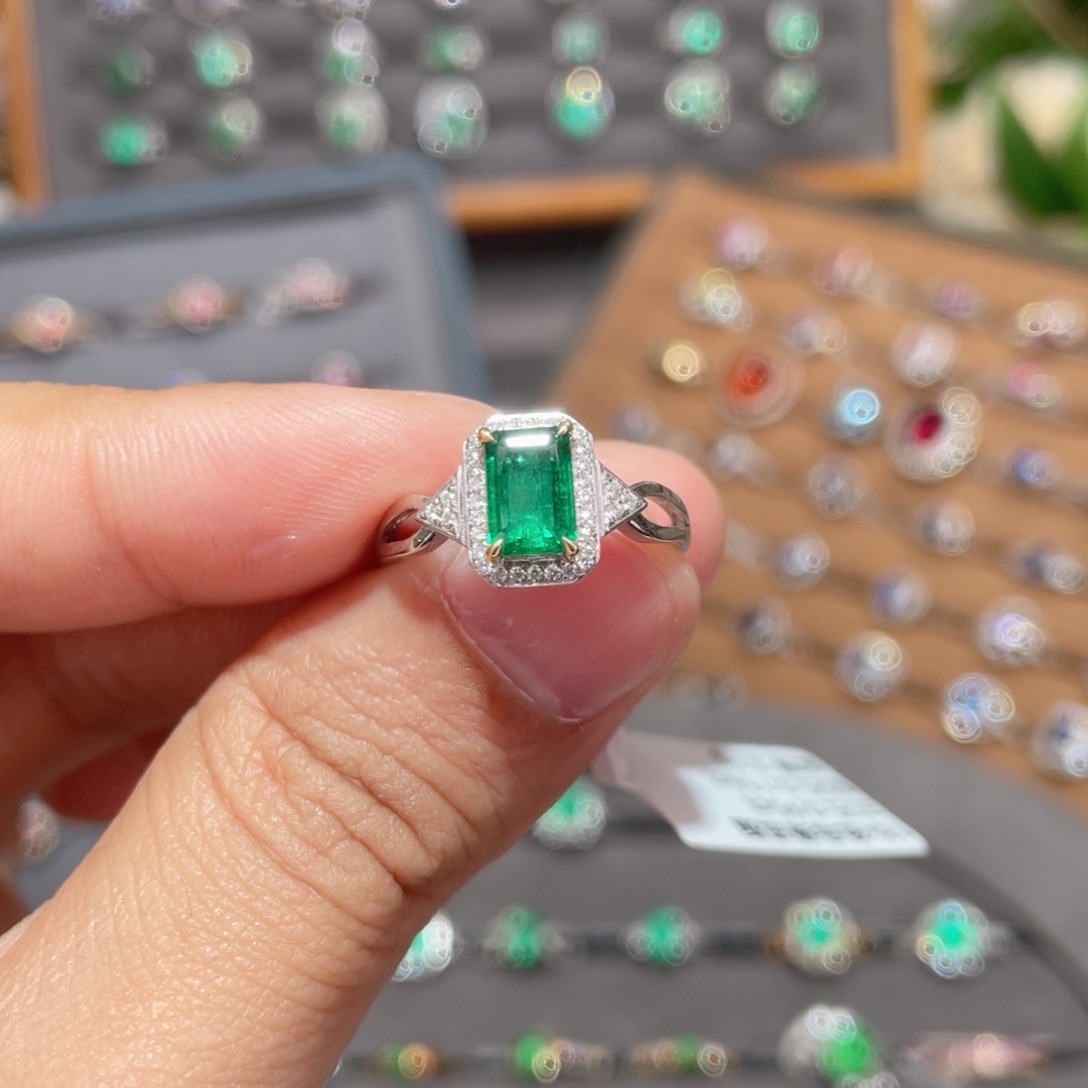 祖母绿戒指18K金镶嵌0.95ct