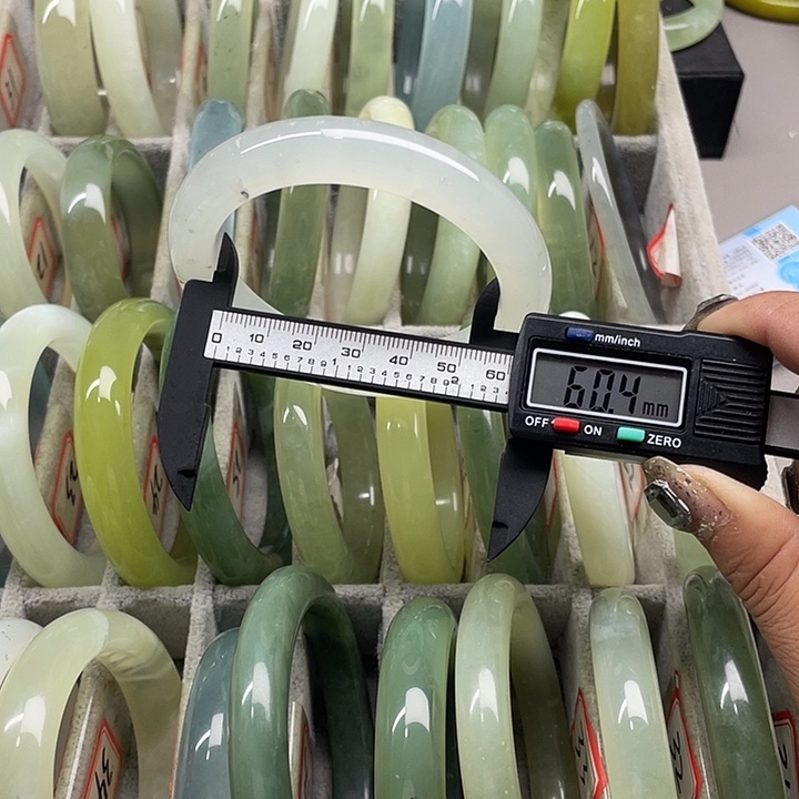 蛇纹石玉未镶嵌手镯10