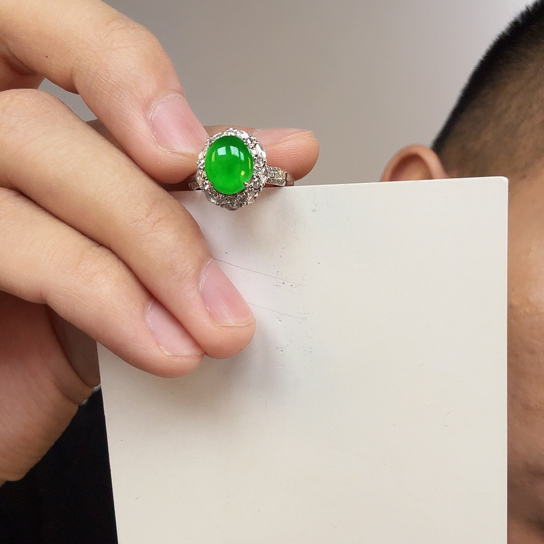 伟***材翡翠18K金镶嵌颈饰一件