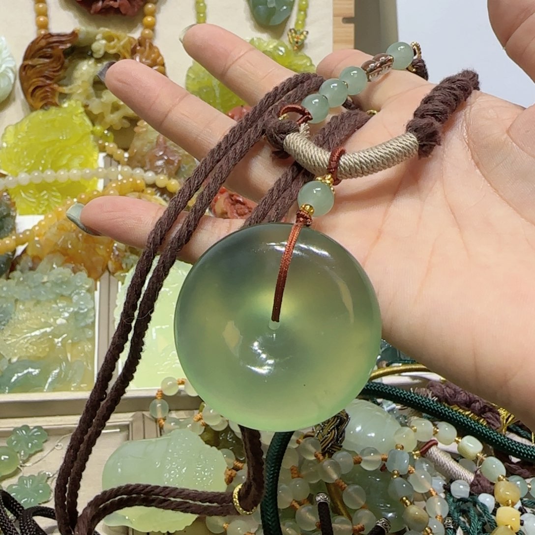 未镶嵌蛇纹石玉吊坠卖****姐