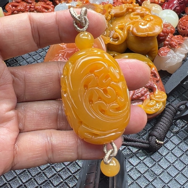 石英质玉（黄龙玉）颈饰未镶嵌