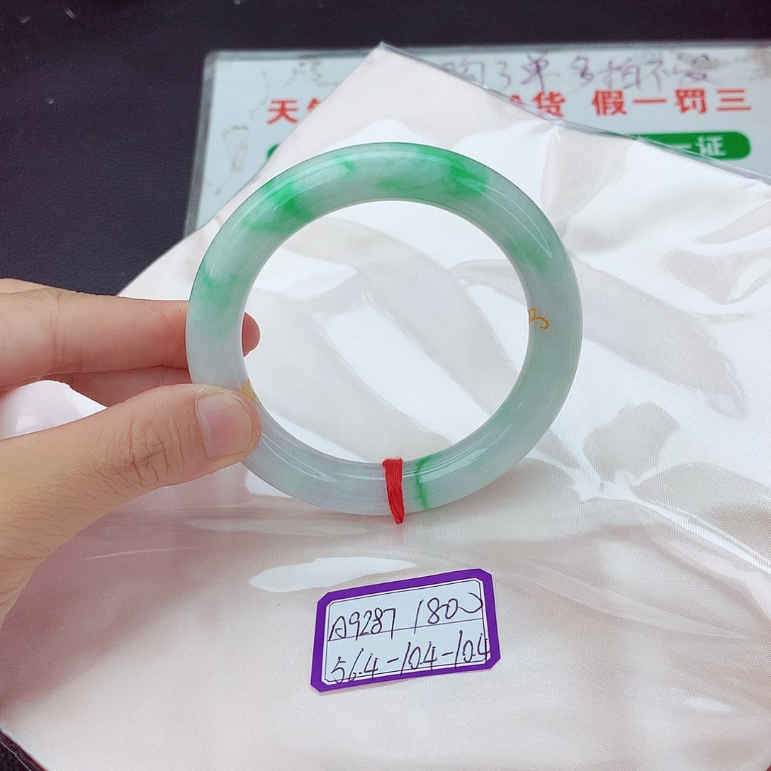 翡翠手镯未镶嵌翡翠