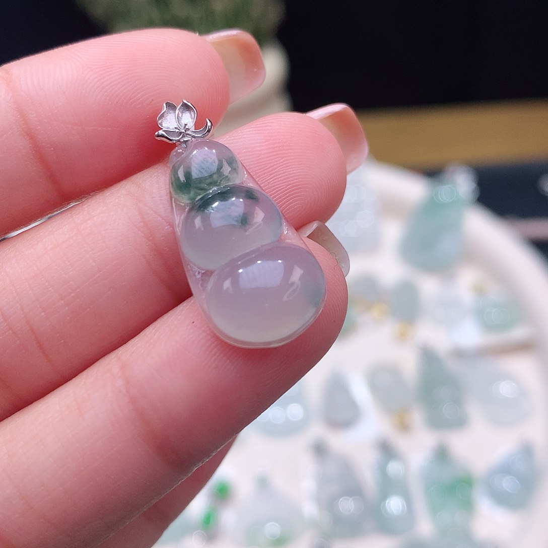 颈饰18K金镶嵌翡翠福豆