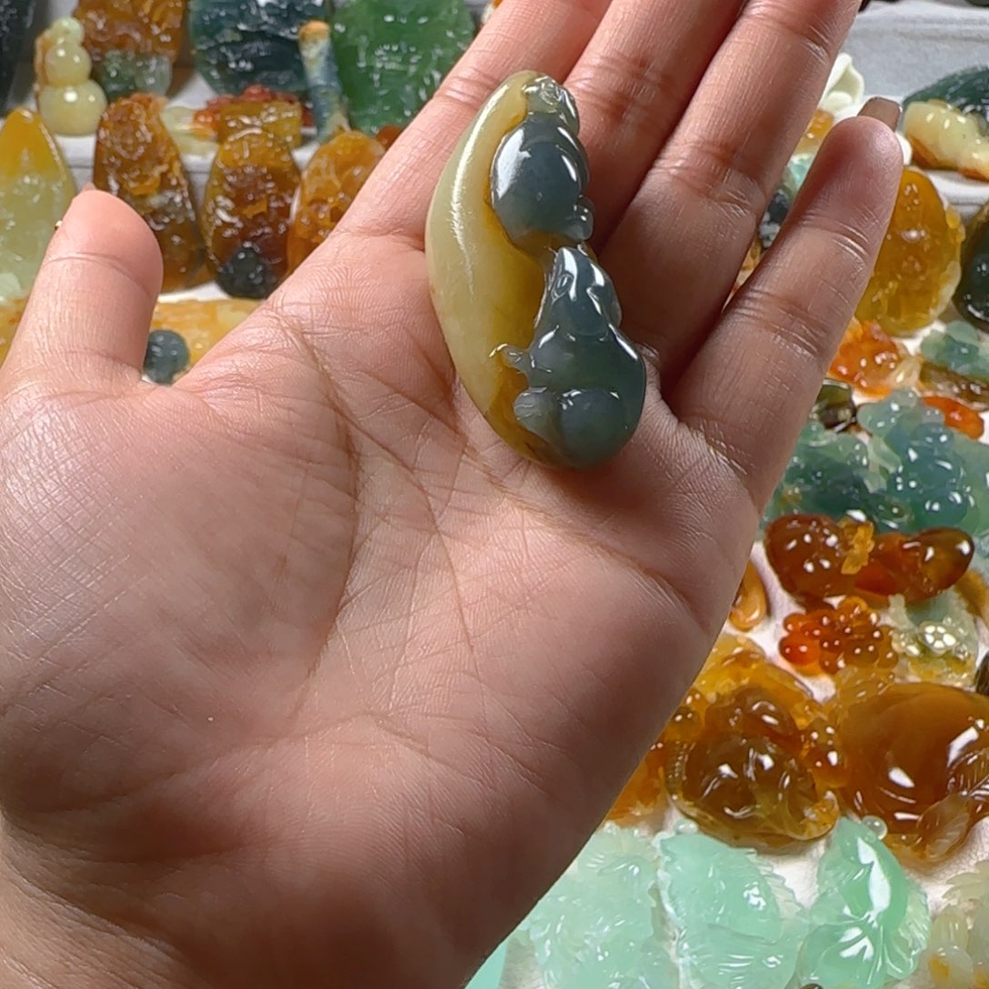 蛇纹石玉颈饰未镶嵌