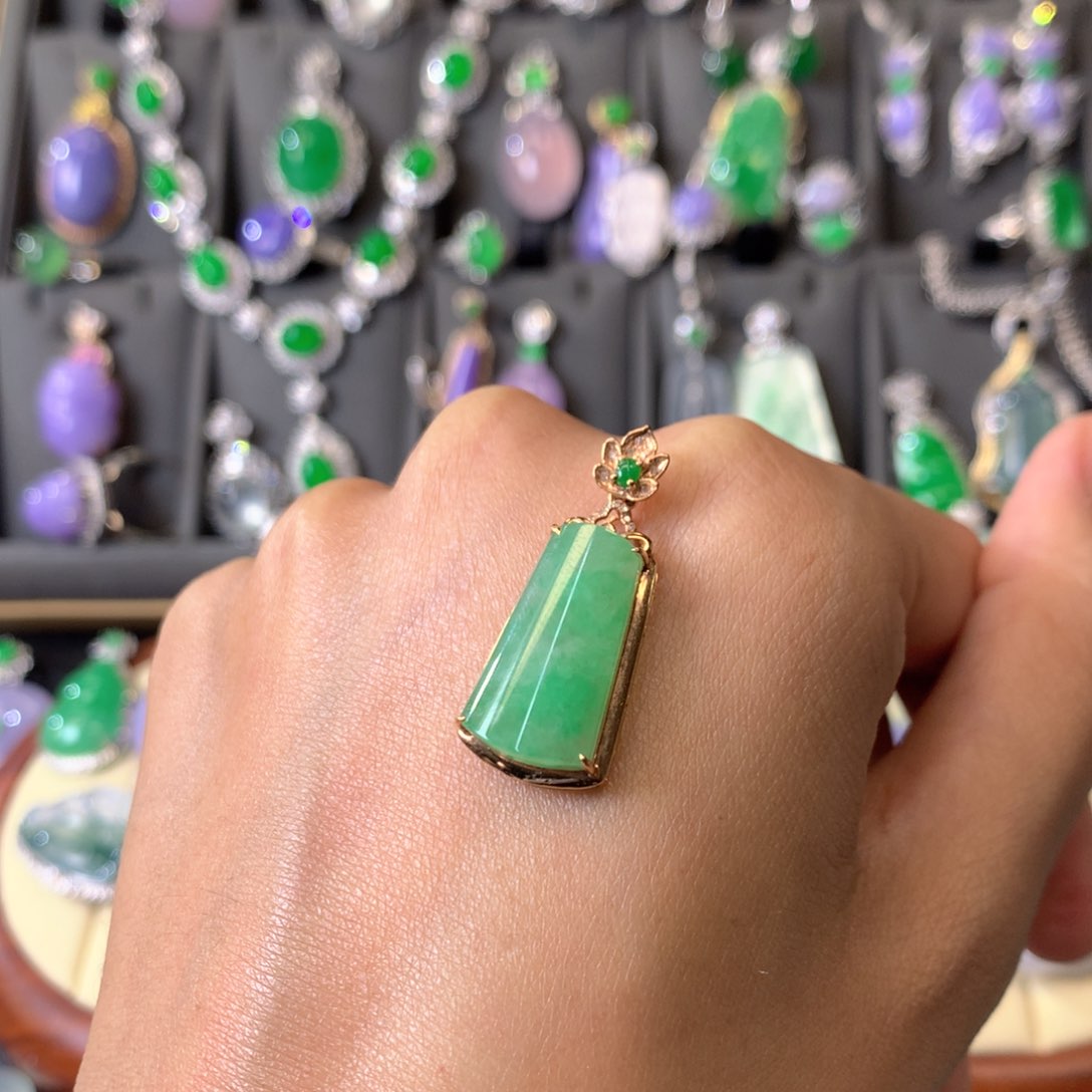 翡翠颈饰18K金镶嵌吊坠