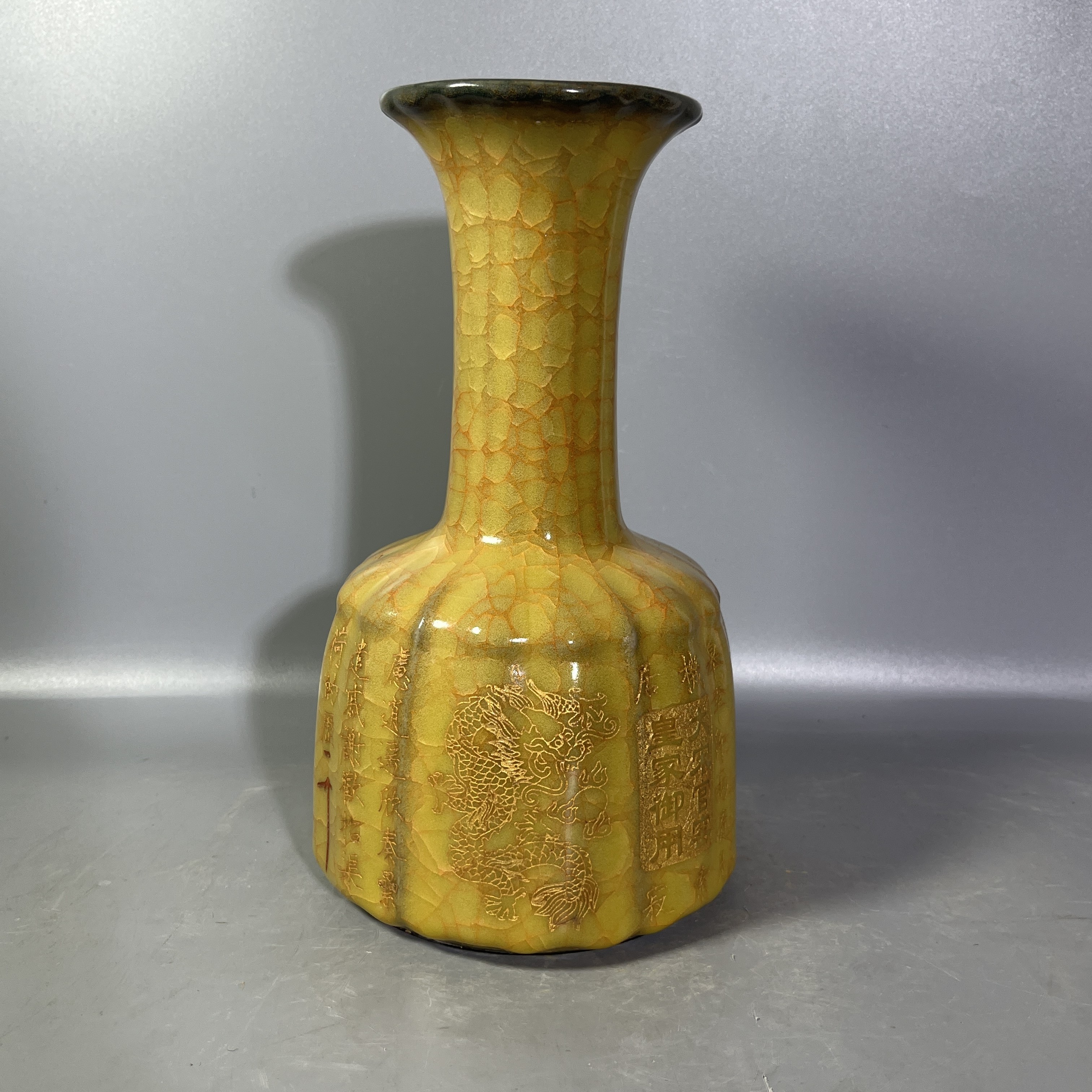 官窑冰片瓜棱瓶，喜欢可私聊或拍下！