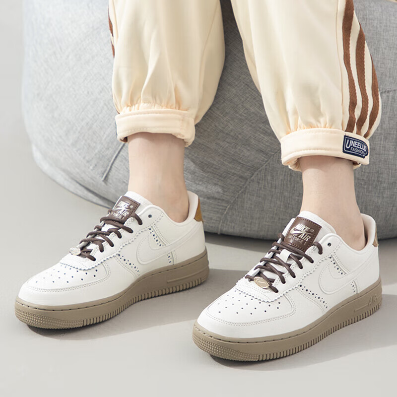 Nike/耐克奥特莱斯正品空军女子AIR FORCE 1白棕休闲板鞋多FV3700
