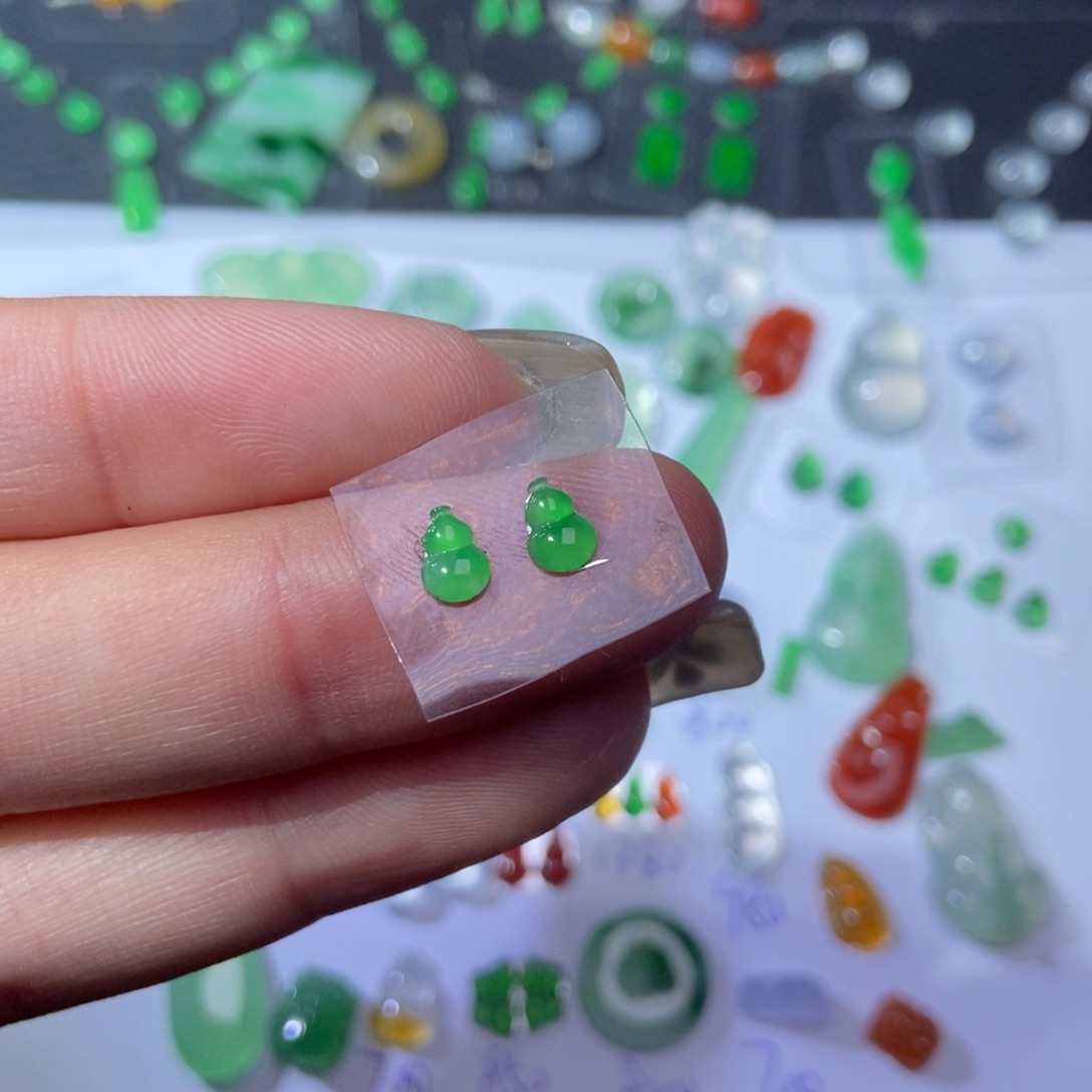 爱***菜翡翠未镶嵌颈饰阳绿葫芦裸石