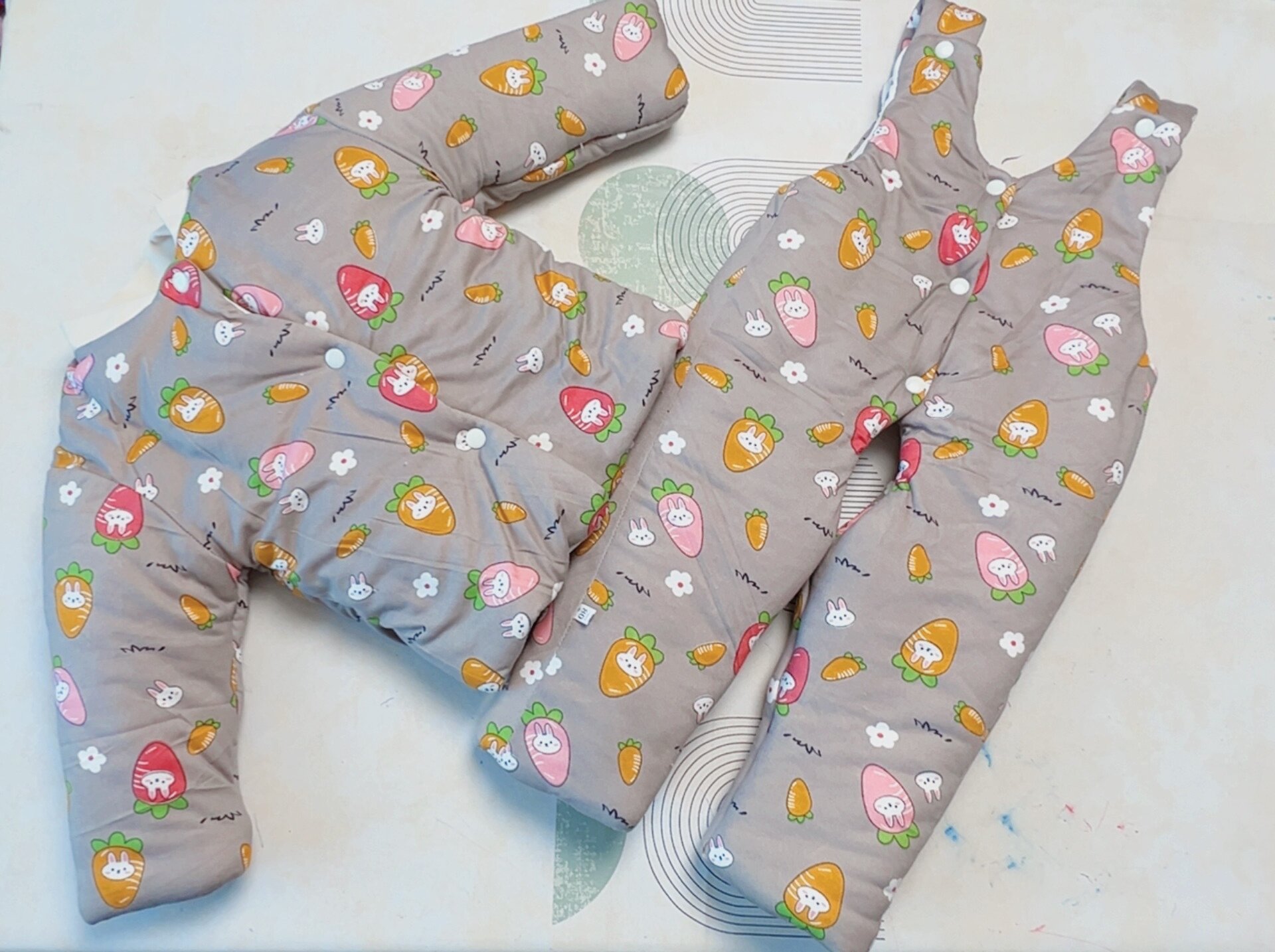 彩色萝卜手工棉花衣牛奶丝上下背带套装