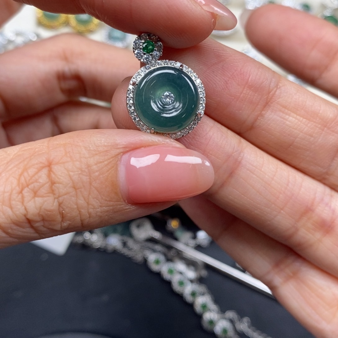 翡翠颈饰未镶嵌翡翠