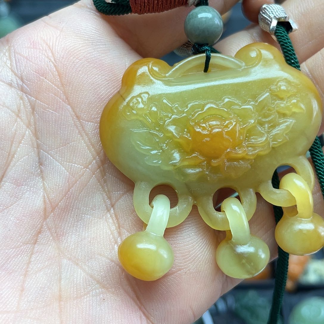 蛇纹石玉未镶嵌颈饰下***敌