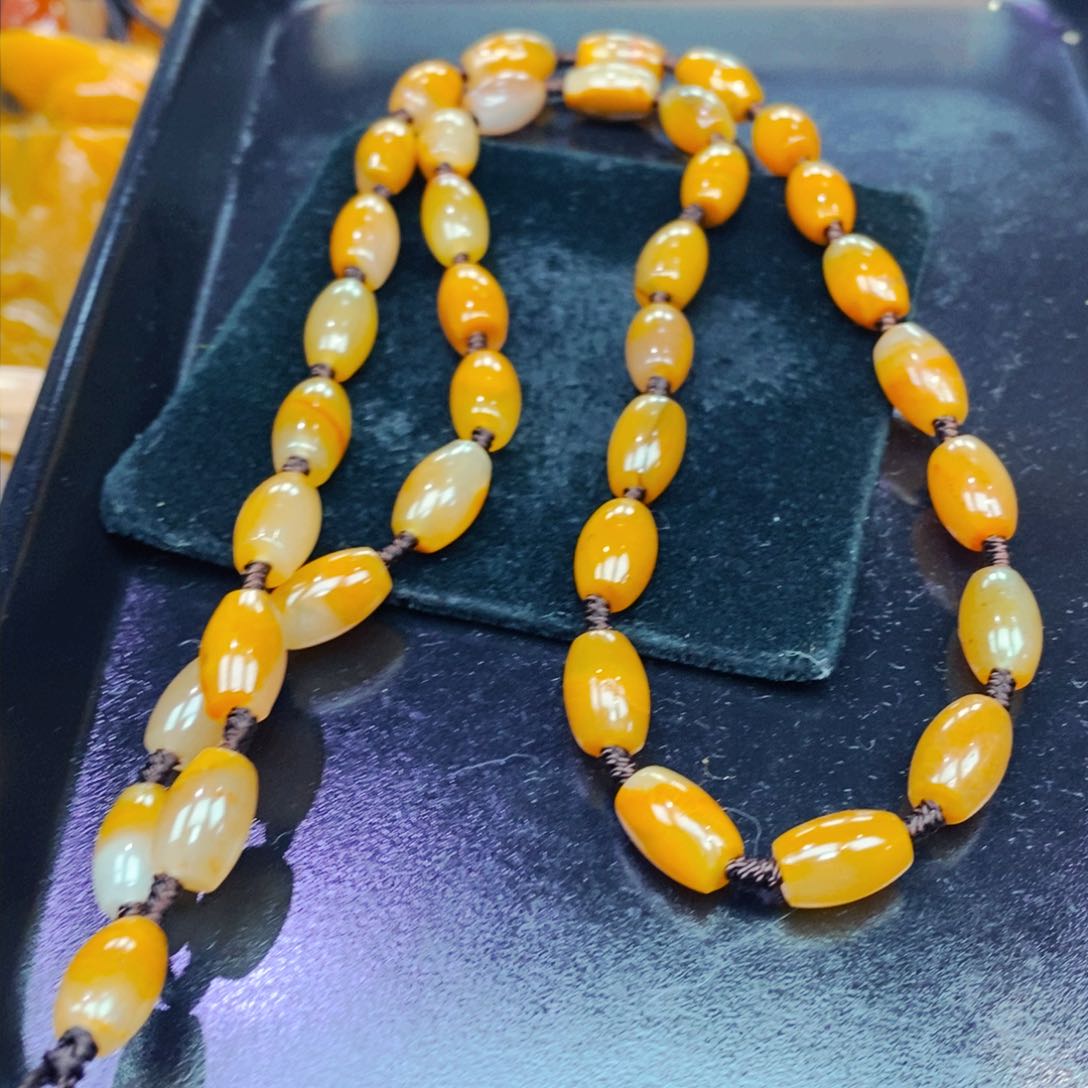 未镶嵌石英质玉（黄龙玉）颈饰