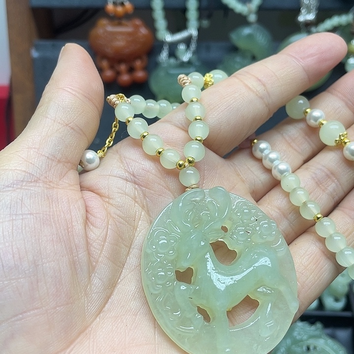 未镶嵌蛇纹石玉颈饰