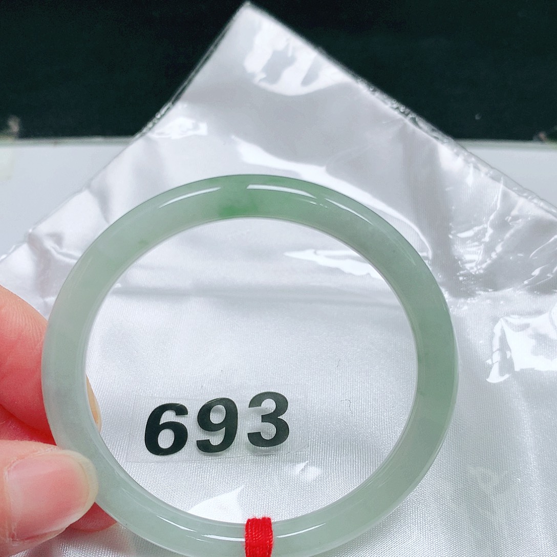 翡翠未镶嵌手镯（圆镯）19 号翡翠手镯