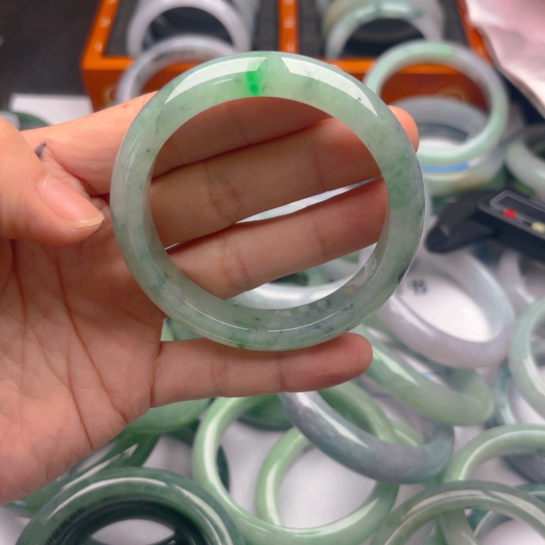 翡翠未镶嵌手镯5556. 85