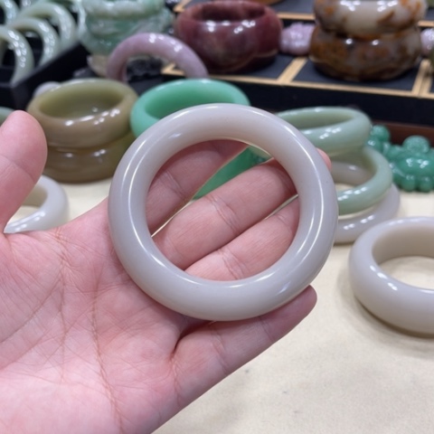 未镶嵌手镯石英质玉