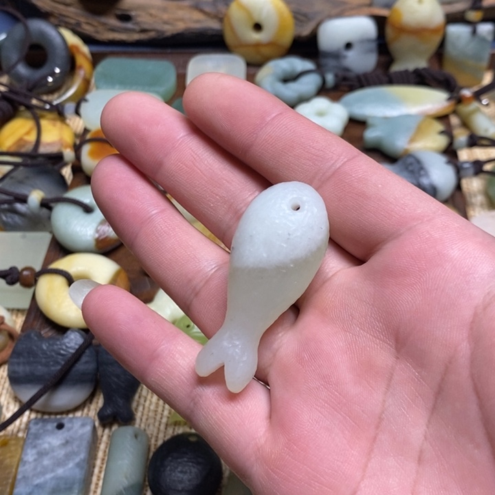 蛇纹石玉未镶嵌颈饰