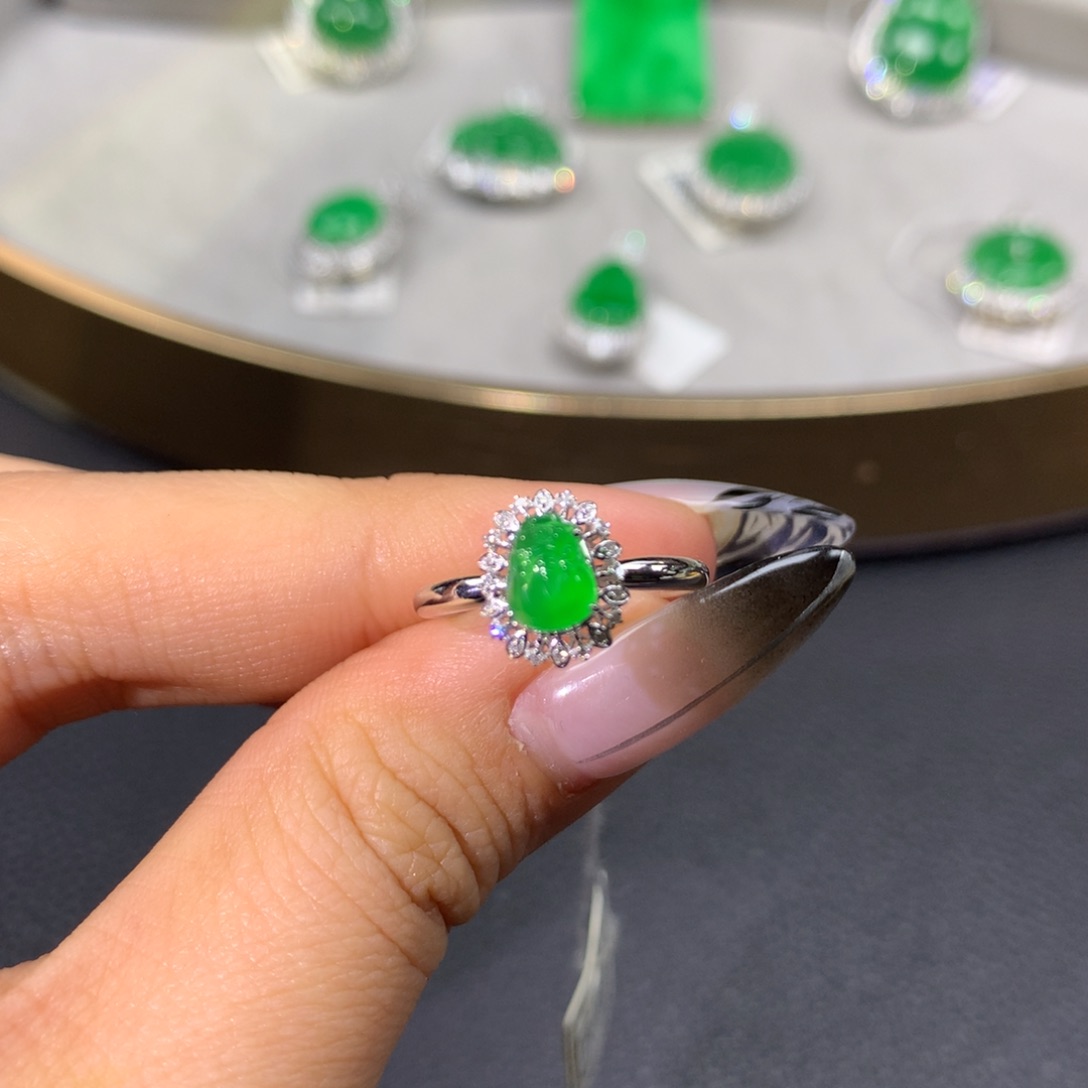 翡翠戒指18K金镶嵌翡翠