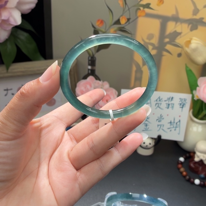 翡翠未镶嵌手镯冰蓝水