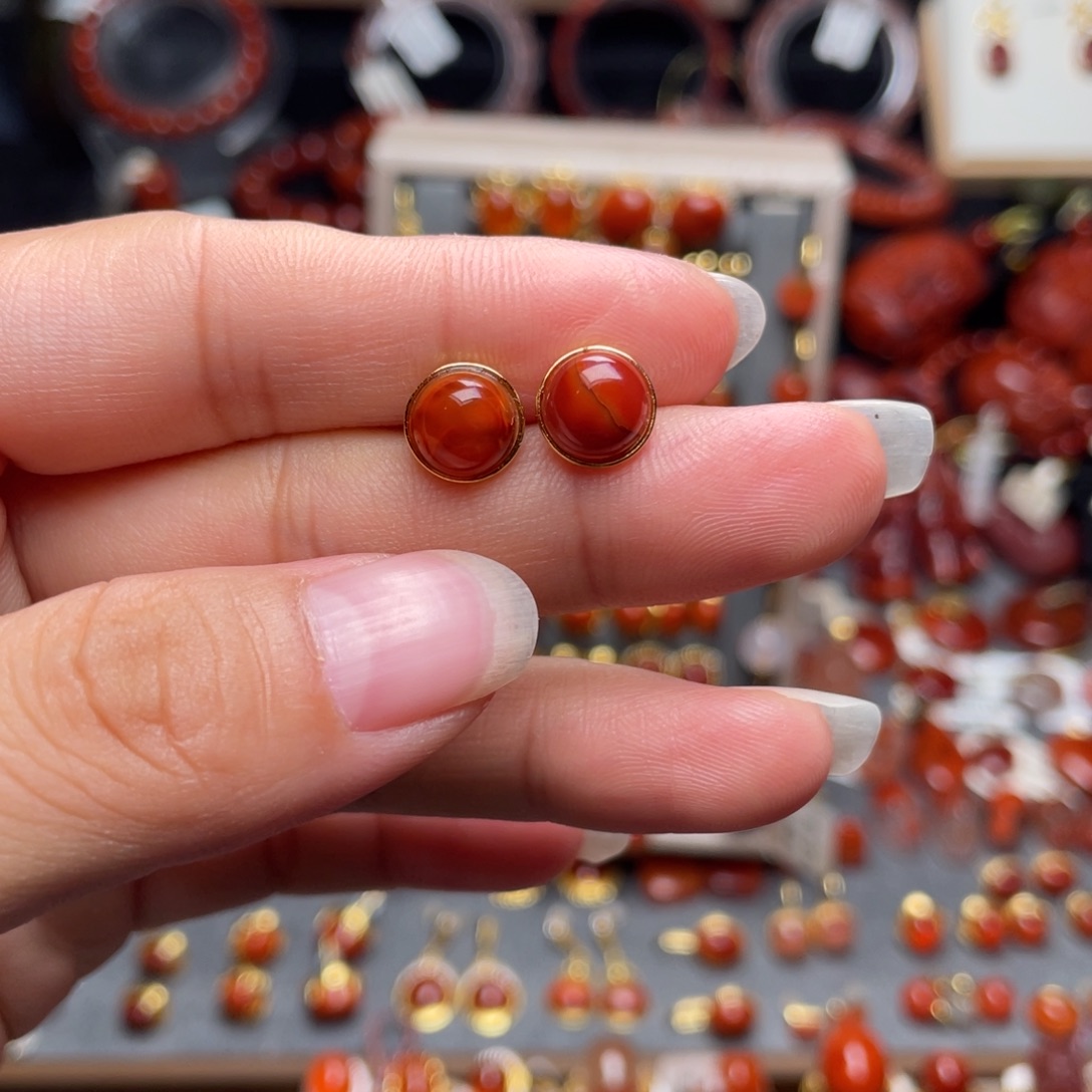 南红玛瑙银S925镶嵌牛血红耳钉