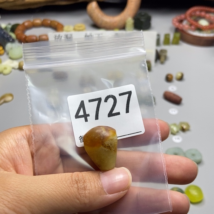 淼***淼未镶嵌蛇纹石玉颈饰