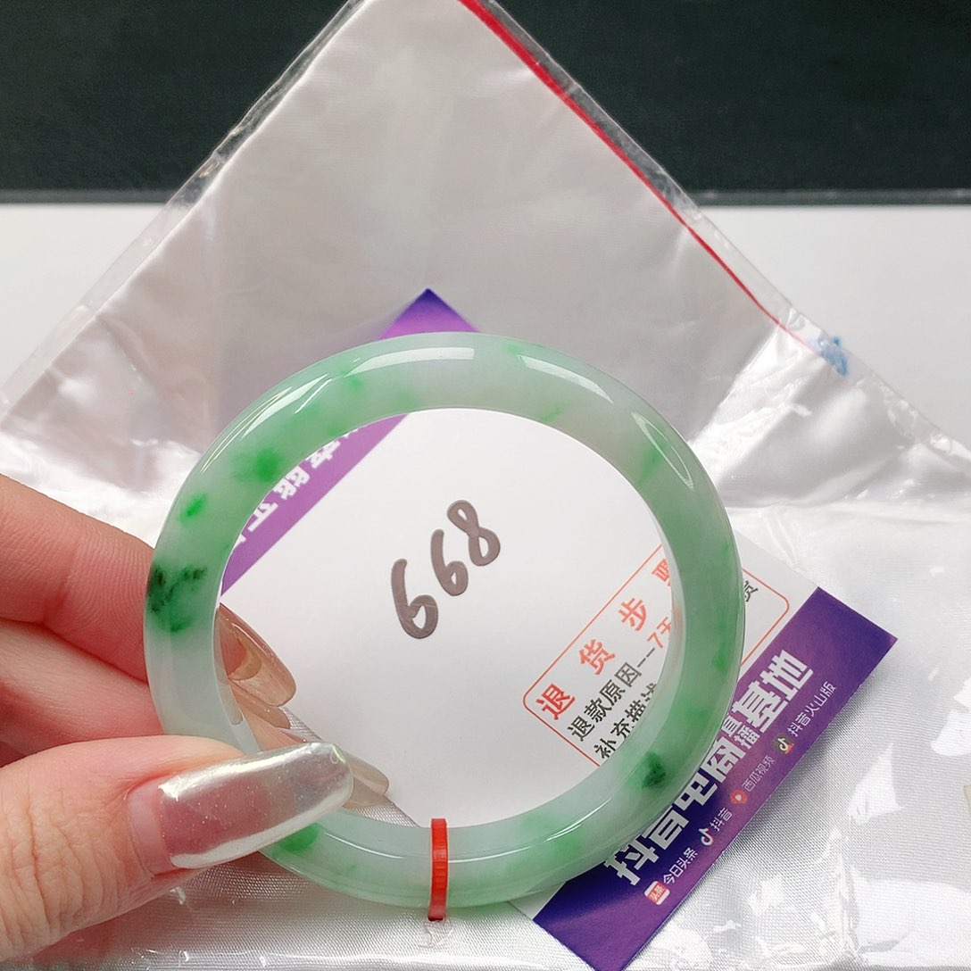 翡翠手镯未镶嵌翡翠手镯