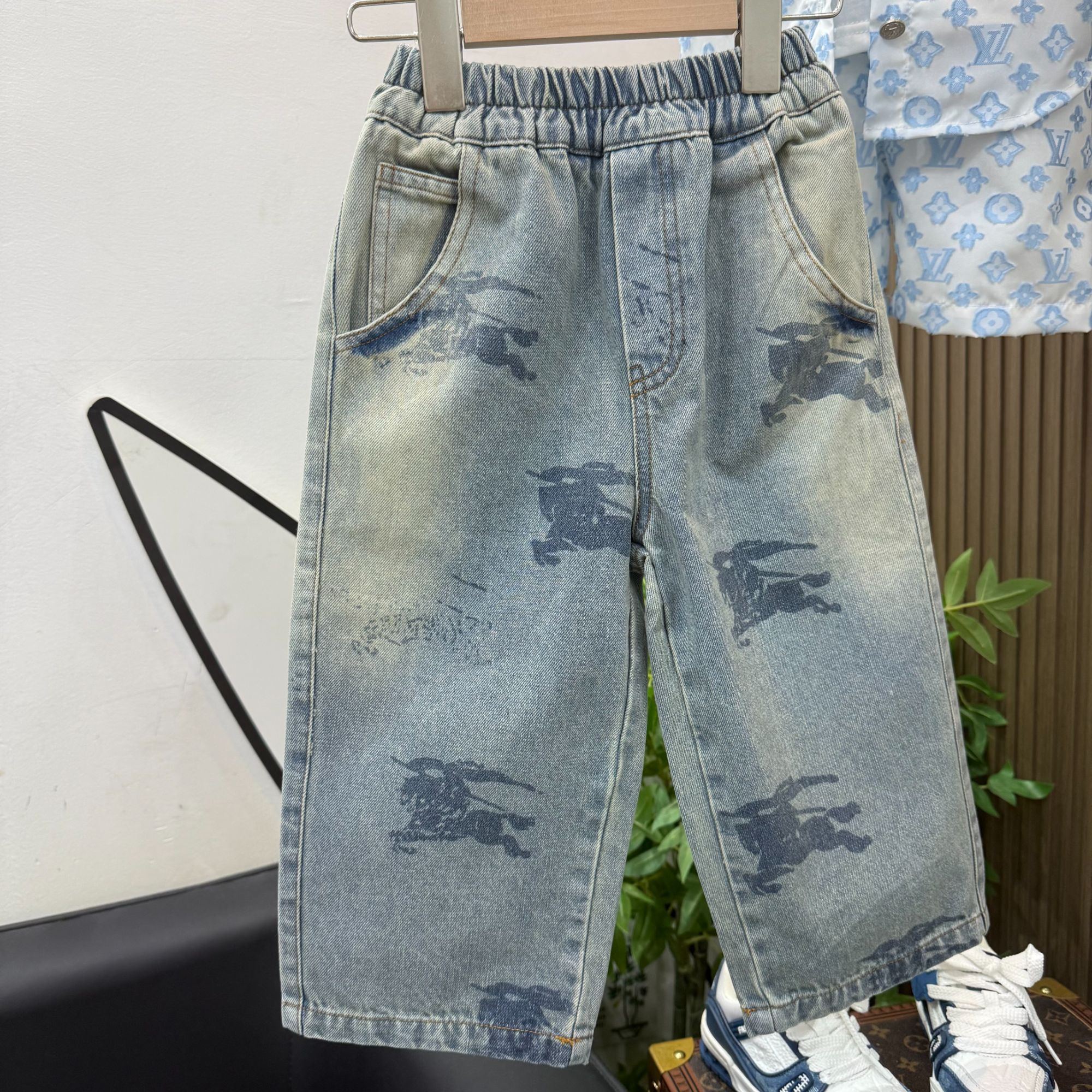 2025年秋季新款印花直筒做旧牛仔长裤