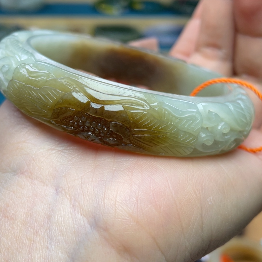 和田玉手镯61圈口。编号83未镶嵌