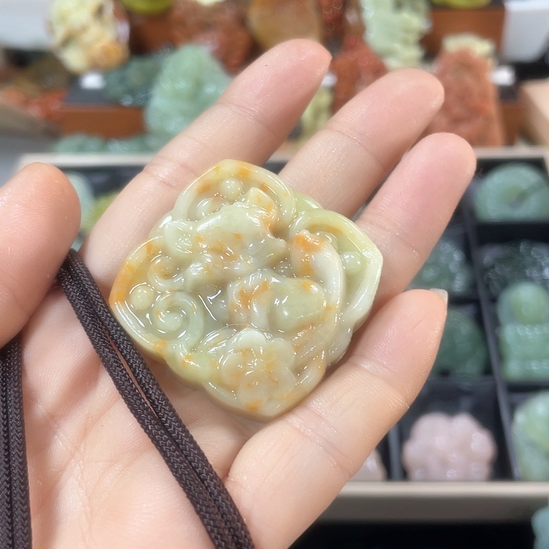 蛇纹石玉颈饰合金