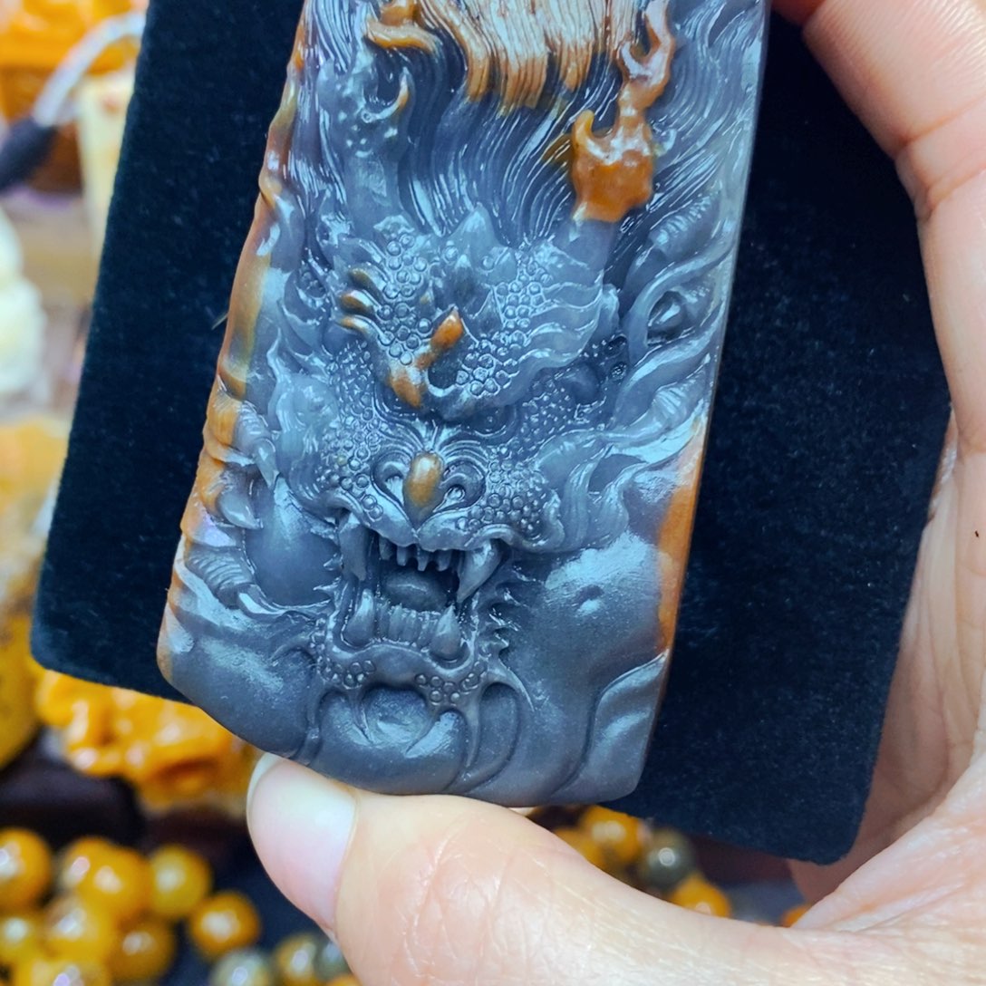 未镶嵌石英质玉（黄龙玉）颈饰