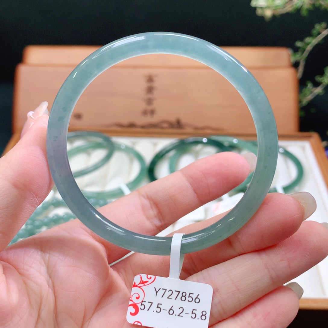 翡翠手镯未镶嵌天然