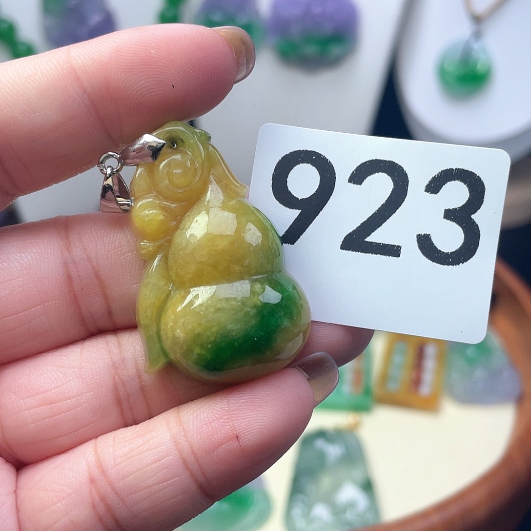 翡翠吊坠(赠链)未镶嵌