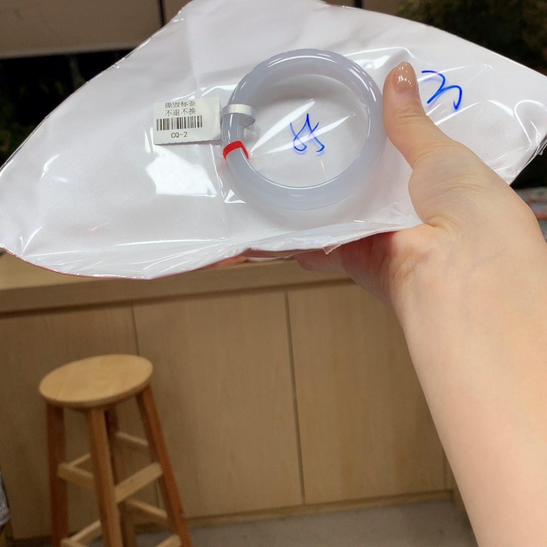 翡翠手镯未镶嵌不退不换