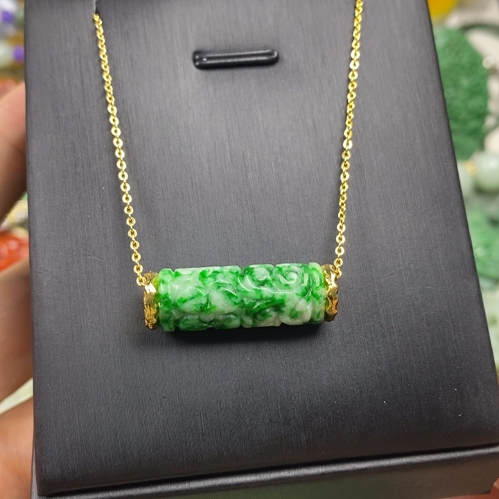 翡翠未镶嵌吊坠(赠链)