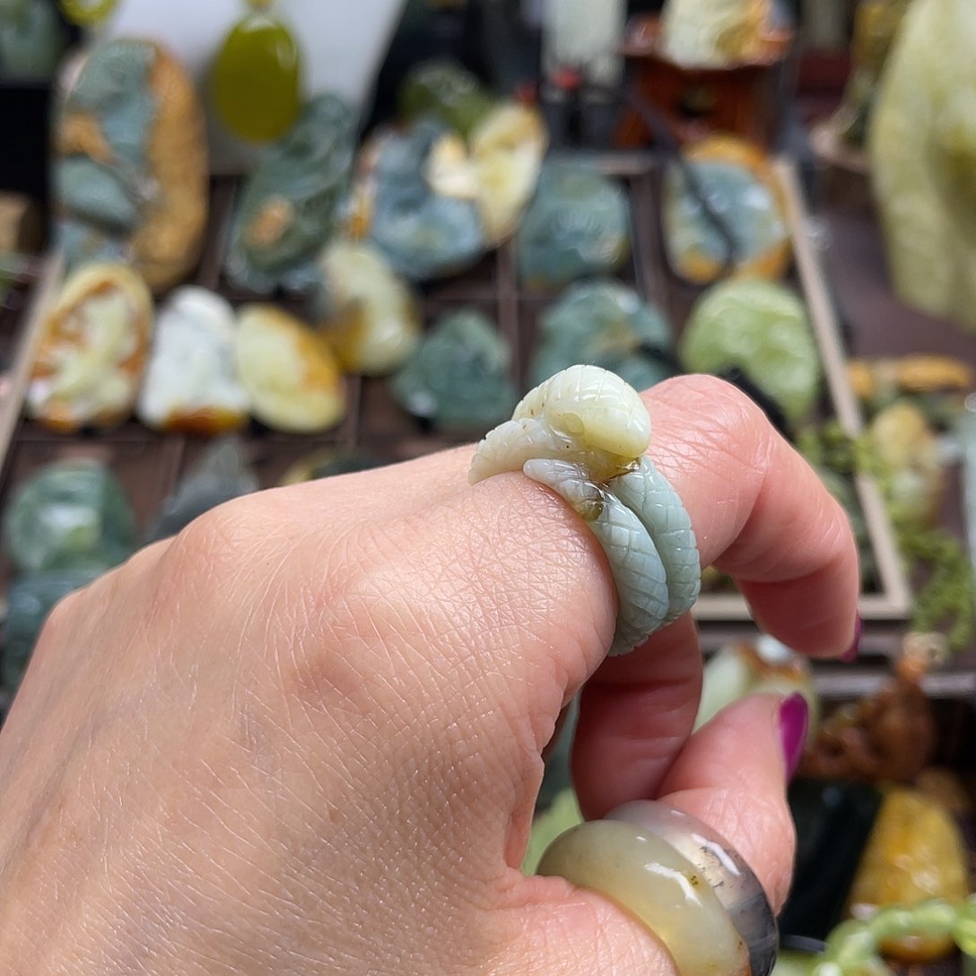 蛇纹石玉颈饰未镶嵌花玉蛇戒指17.5