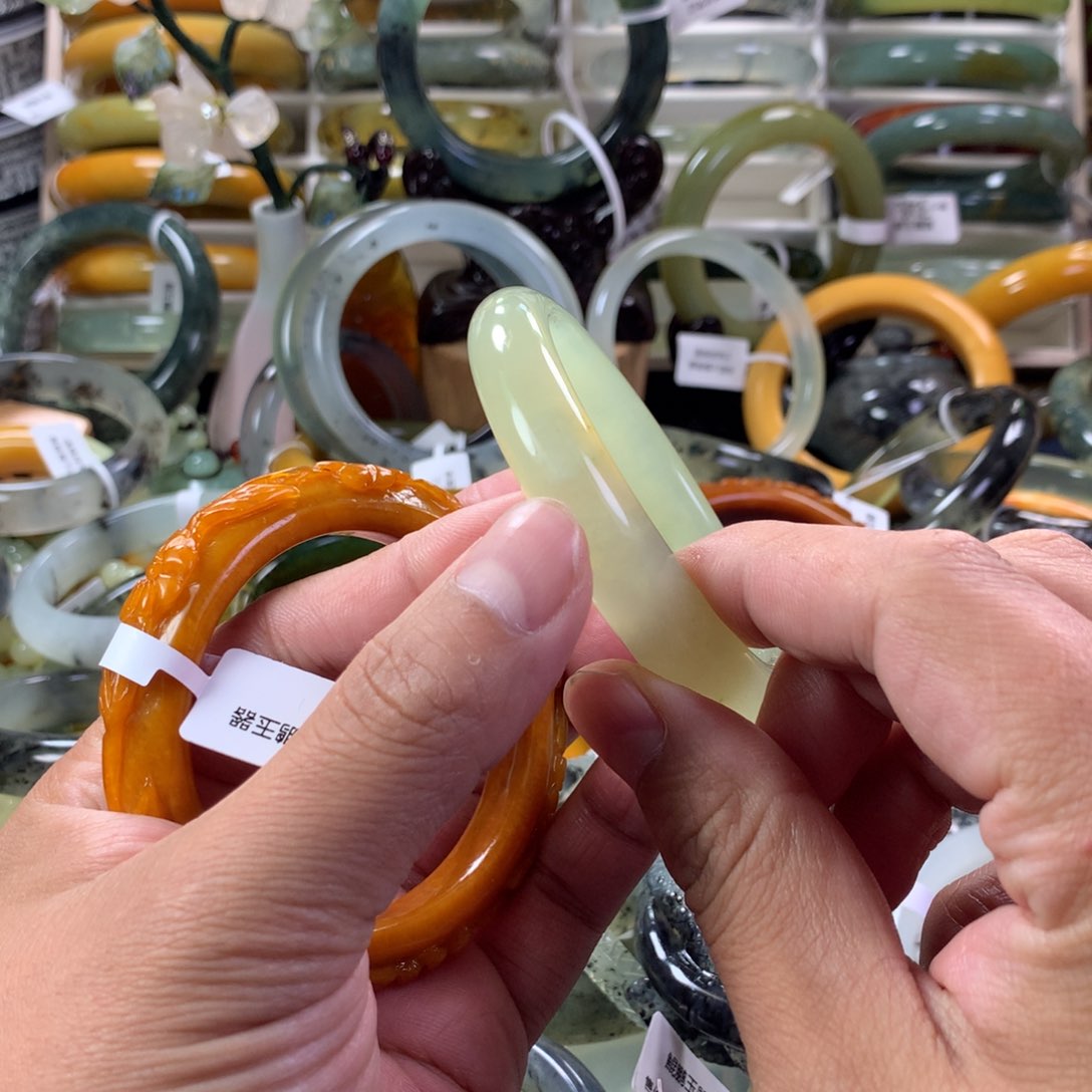 蛇纹石玉手镯未镶嵌草**糕