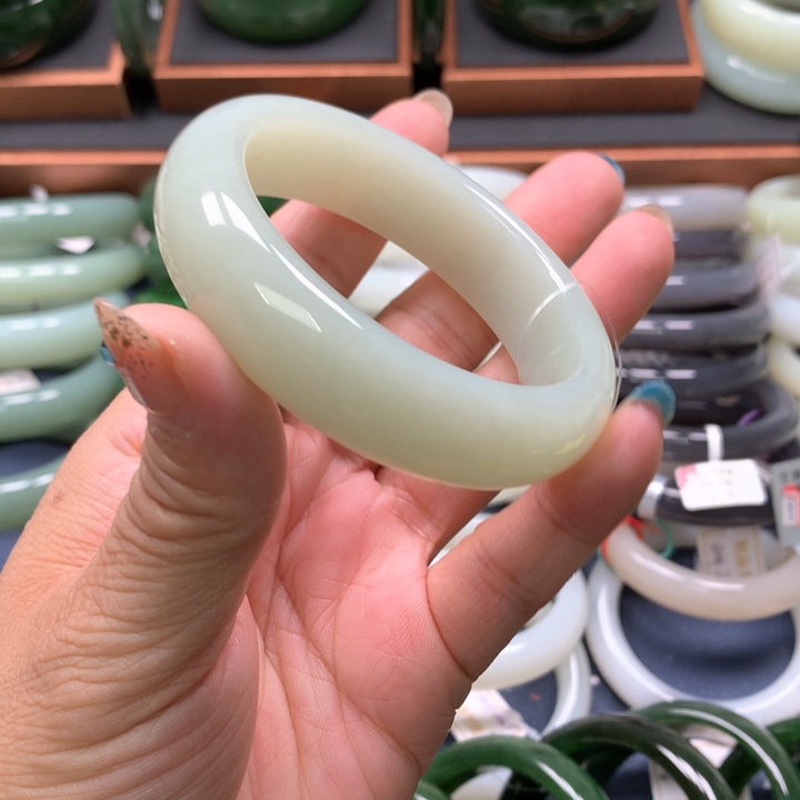 【闪购商品】未镶嵌手镯和田玉25