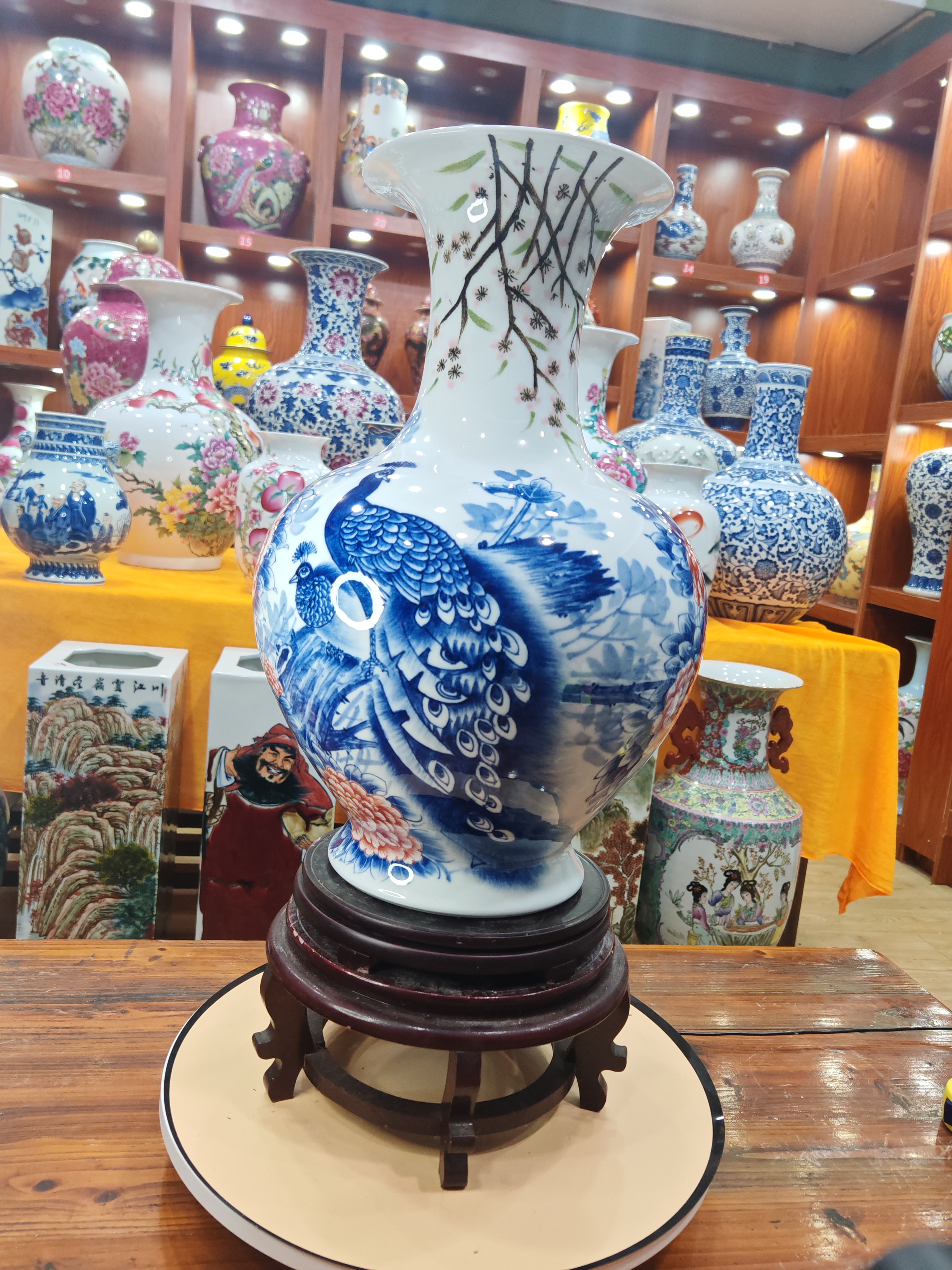 景德镇陶瓷富贵呈祥赏瓶（高50宽30）