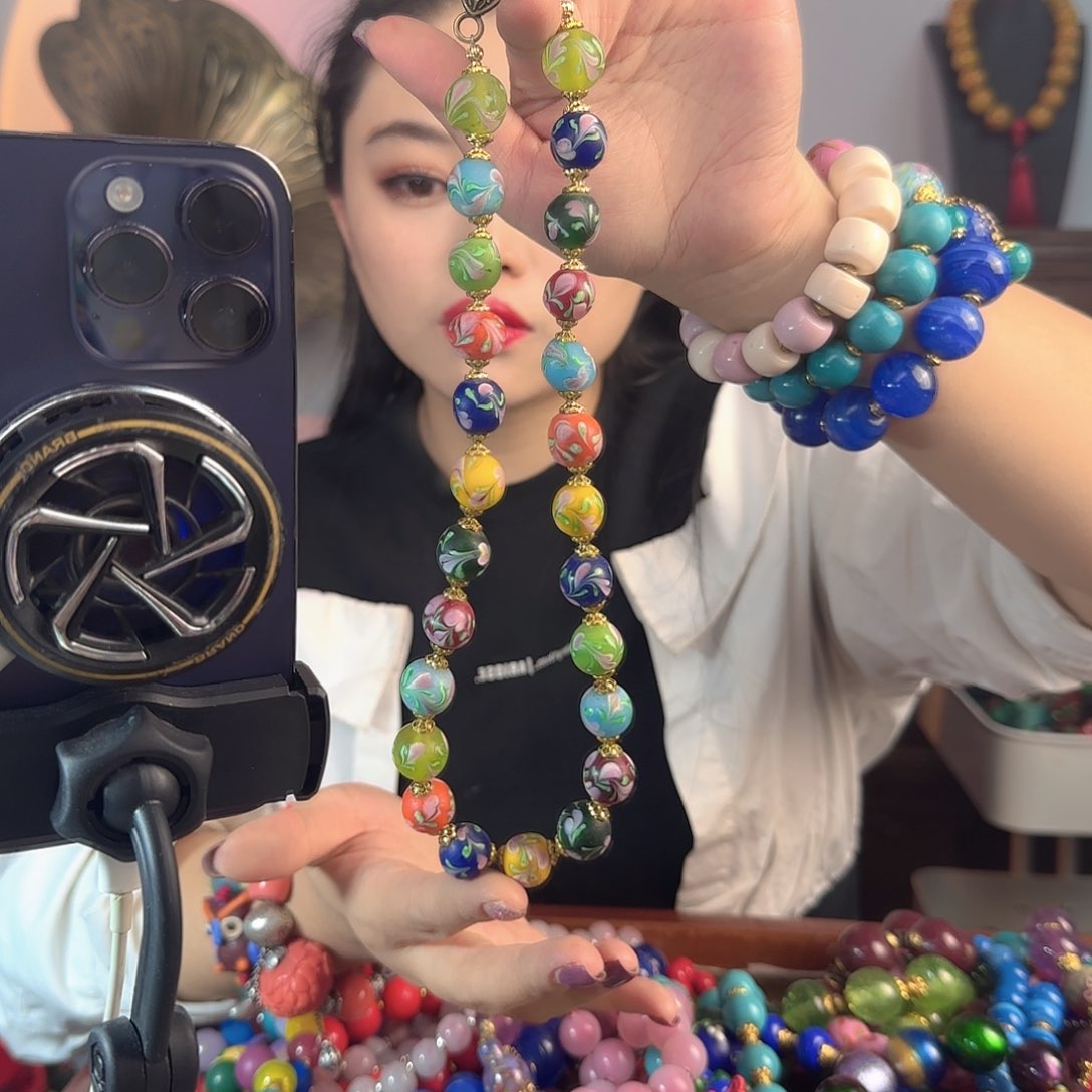 玻璃颈饰老琉璃的故事是一个人在生活