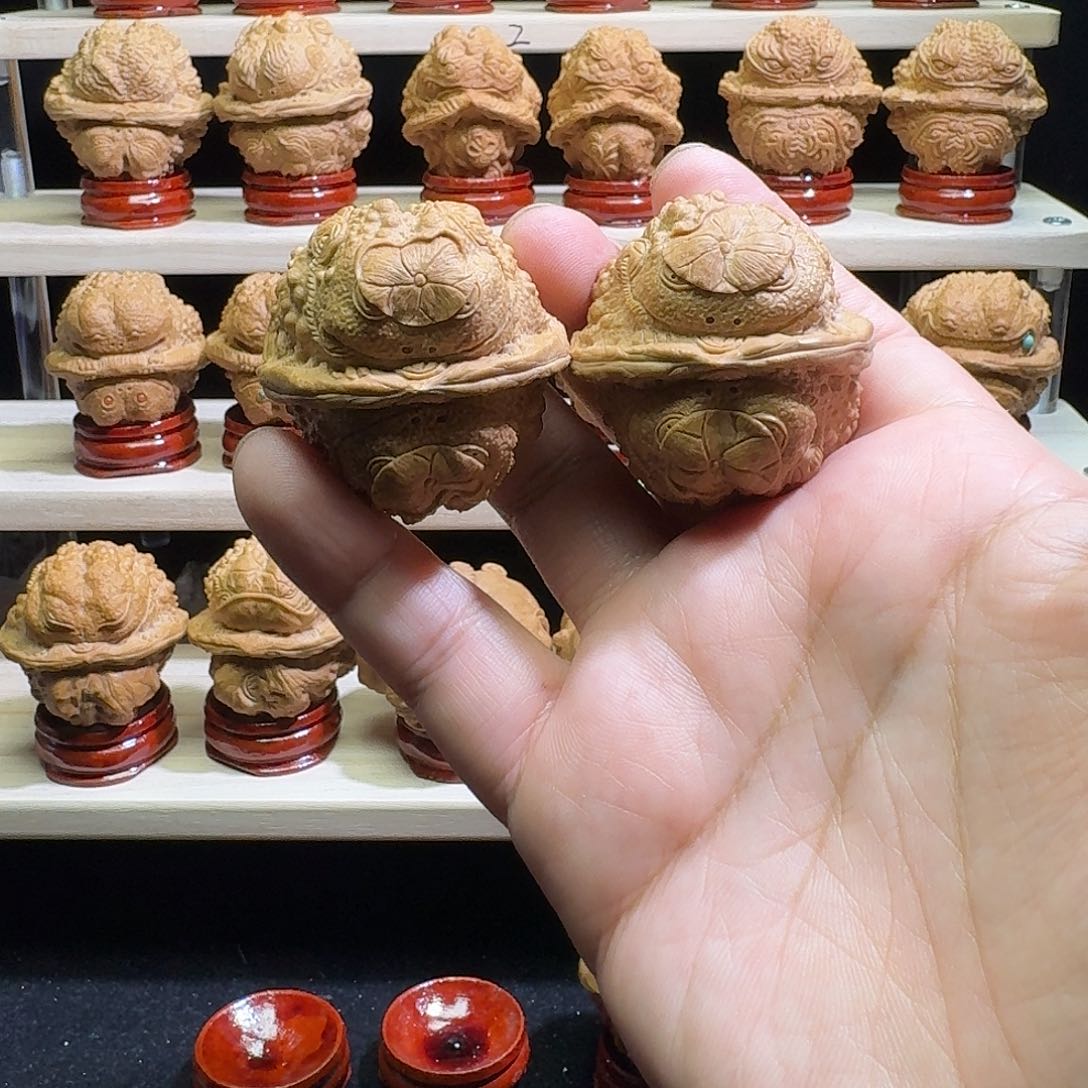 文玩核桃把件尺寸42四面荷叶金蟾