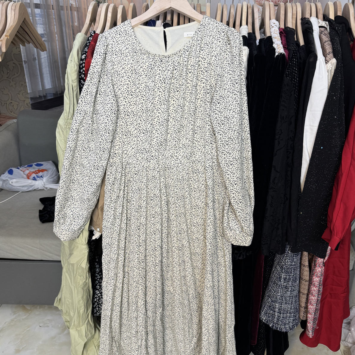 气质复古法式收腰显瘦秋季淡雅优雅长袖圆领纯色中长连